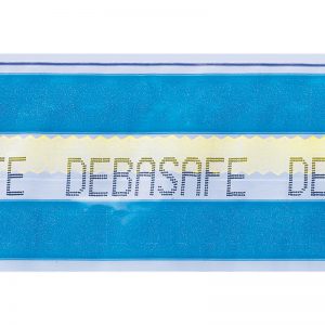 Gros plan sur DEBATAPE Plus : sceau de sécurité bleu avec impression noire sur film bleu.