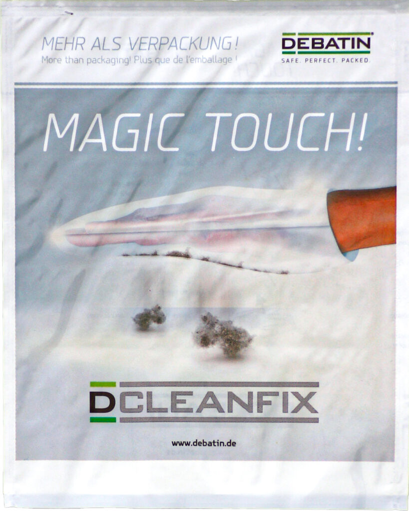 Cleanfix Visuel promotionnel du sachet CLEANFIX® avec le slogan « MAGIC TOUCH! ». Une main utilise la surface plate CLEANFIX pour retirer des peluches.