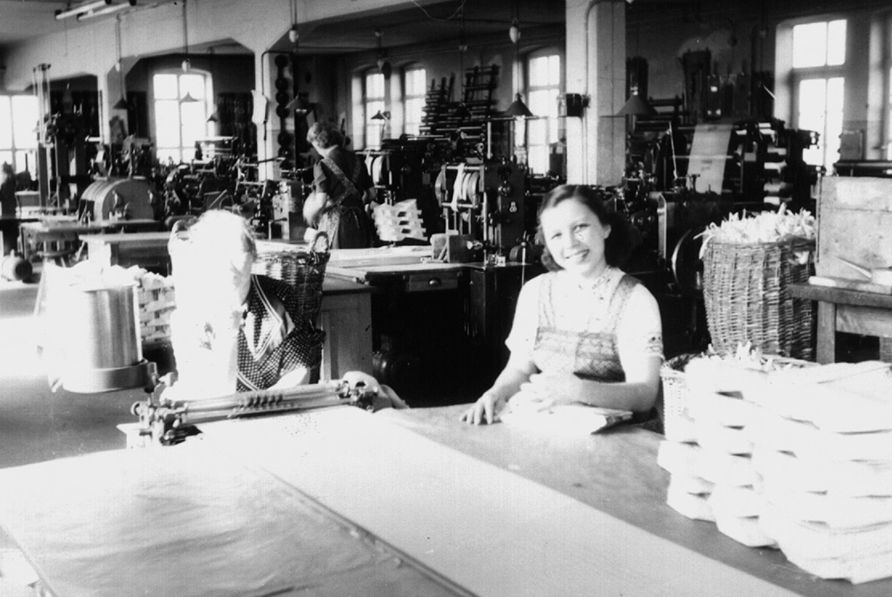 1947 DEBATIN collaborateurs/trices dans l’atelier de transformation