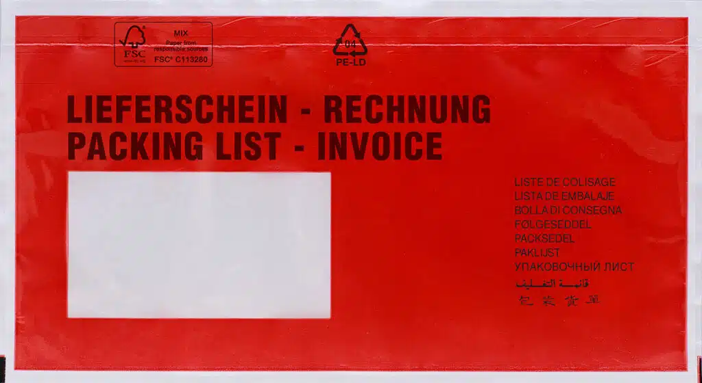 Rote, selbstklebende DEBAPAC® PCR Dokumententasche im Format DIN Lang bei Debatin, gekennzeichnet mit FSC-Logo und PE-LD Symbol, optimiert für den umweltfreundlichen Versand von Rechnungen und Lieferscheinen.
