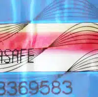 03_DebaTAPE_HighPlus_web_blau Macro d’un ruban de sécurité DEBATAPE high plus. Le ruban porte l’inscription “DEBASAFE” ainsi qu’un motif de fines lignes. Il est doté d’une protection contre le froid qui rend visibles les tentatives de manipulation par refroidissement.