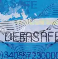 06_Manipulation_DEBATAPE_highplus-200×201 Macro d’un ruban de sécurité DEBATAPE high plus. Le ruban porte l’inscription 'DEBASAFE' et un motif de lignes fines et délicates. Un mécanisme de protection intégré signale les tentatives de manipulation par des outils comme la coupe ou la déchirure.