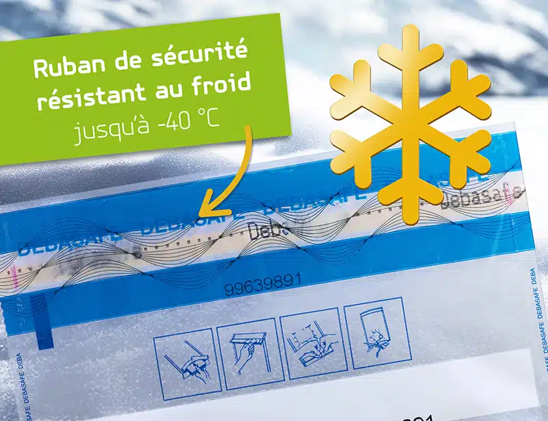 Gros plan sur un ruban de sécurité bleu DEBATAPE freeze, adapté aux applications de congélation jusqu’à -40°C. Le ruban porte l’inscription "DEBASAFE" à intervalles réguliers, ainsi que des pictogrammes indiquant son mode d’utilisation correct. Un symbole de flocon de neige jaune et une étiquette en forme de bulle verte avec le texte "Adhésif de sécurité résistant au froid jusqu’à -40°C" soulignent la résistance du produit au froid.