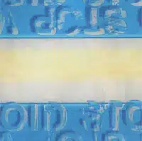 DebaTAPE_plus_blau Macro d'un ruban de sécurité DEBATAPE plus montrant sa réaction au froid. L'exposition à des températures basses a modifié le motif du ruban, révélant une tentative de manipulation.