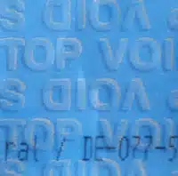 DebaTAPE_web_blau Vue détaillée d'un ruban de sécurité DEBATAPE réagissant à l'exposition au froid. La surface du ruban a changé sous l'effet du froid, révélant un motif ou une structure absents à des températures normales, indiquant une manipulation par refroidissement.