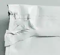 Manipulation-Festverschluss-200×182 Vue détaillée d’une fermeture fixe endommagée. La fermeture présente des traces évidentes de déchirure et des déformations, ce qui indique qu’elle a été ouverte de force.