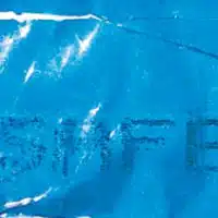 Waerme_DEBATAPE-200×200 Vue rapprochée d'un ruban de sécurité DEBATAPE montrant les effets de l'exposition à la chaleur. La surface du ruban est déformée par la chaleur et présente des bulles ou des décolorations, indiquant une tentative de manipulation par chauffage.