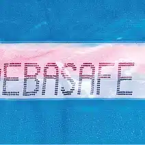 16272_DEBA_PD_DEBASAFE_DEBATEX_franz_Anpassung_6S_Lay1.indd Vue détaillée d'un ruban de sécurité DEBATAPE plus réagissant à la chaleur. La chaleur a modifié l'apparence du ruban, indiquant une possible tentative de manipulation par chauffage.