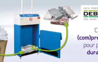 Image d’accompagnement d’un blog Debatin. L’illustration montre une presse de recyclage qui transforme les pochettes usagées en blocs compacts. À gauche un carton rempli de pochettes, à droite des blocs de plastique compressés. Slogan : « Coup de (com)pression pour plus de durabilité ».