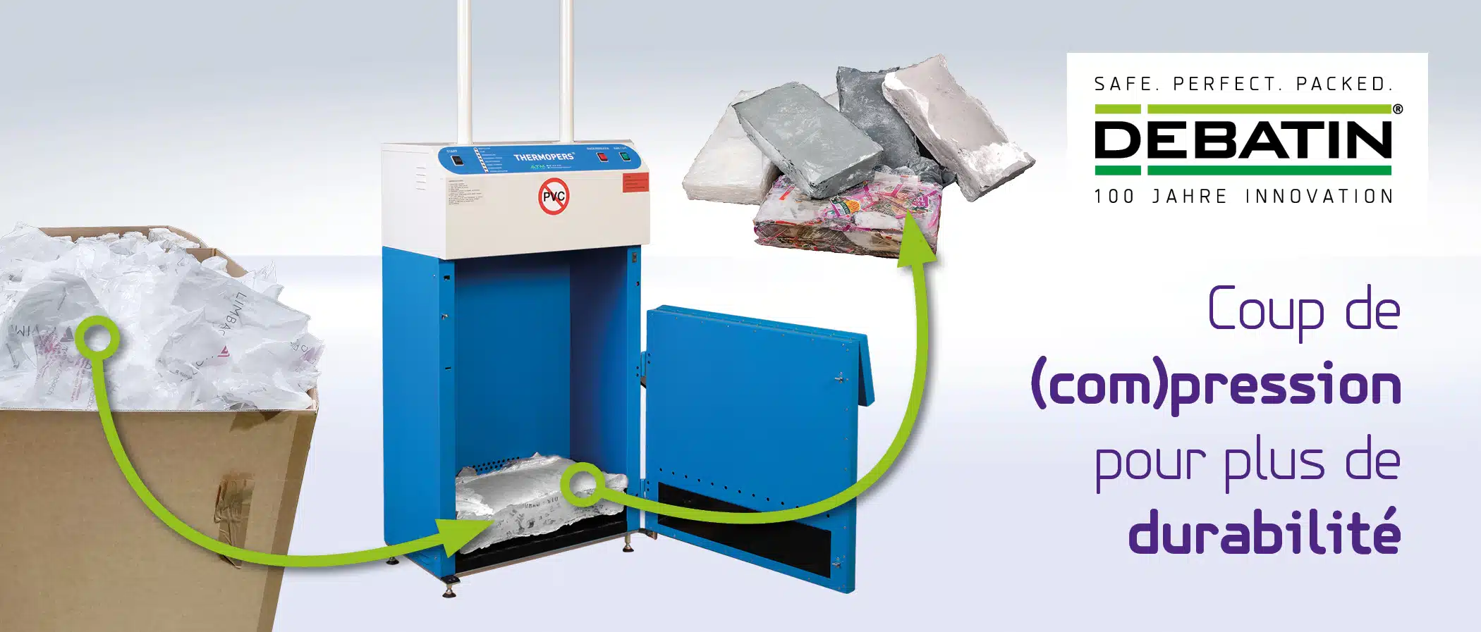 Image d’accompagnement d’un blog Debatin. L’illustration montre une presse de recyclage qui transforme les pochettes usagées en blocs compacts. À gauche un carton rempli de pochettes, à droite des blocs de plastique compressés. Slogan : « Coup de (com)pression pour plus de durabilité ».