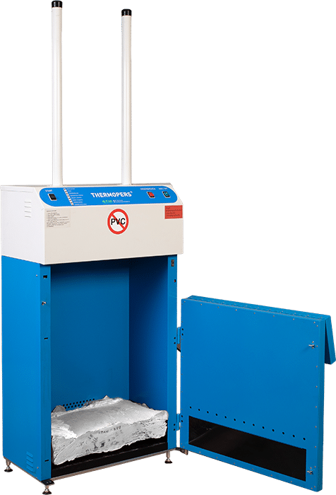 Une presse à balles thermiques ouverte avec vue sur une balle compacte et bien serrée de pochettes plastiques fusionnées à l’intérieur, montrant la capacité de la machine à réduire considérablement le volume des déchets.