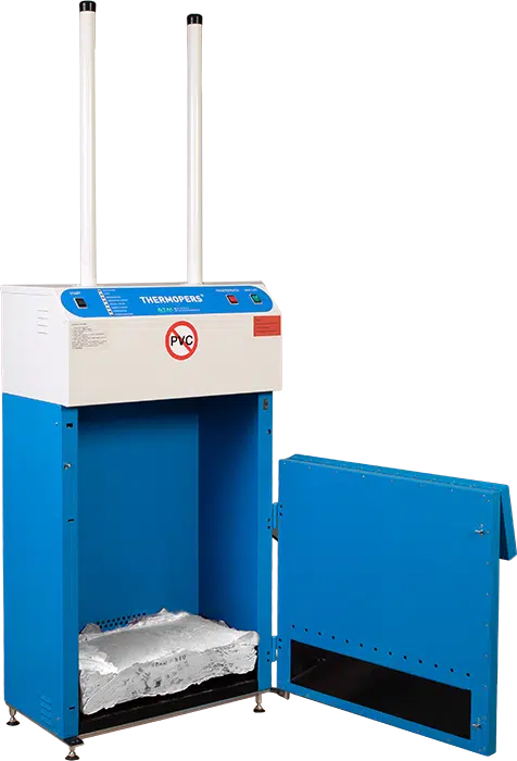 Debatin Presse geöffnet mit gepressten Kunststoffbeuteln Une presse à balles thermiques ouverte avec vue sur une balle compacte et bien serrée de pochettes plastiques fusionnées à l’intérieur, montrant la capacité de la machine à réduire considérablement le volume des déchets.