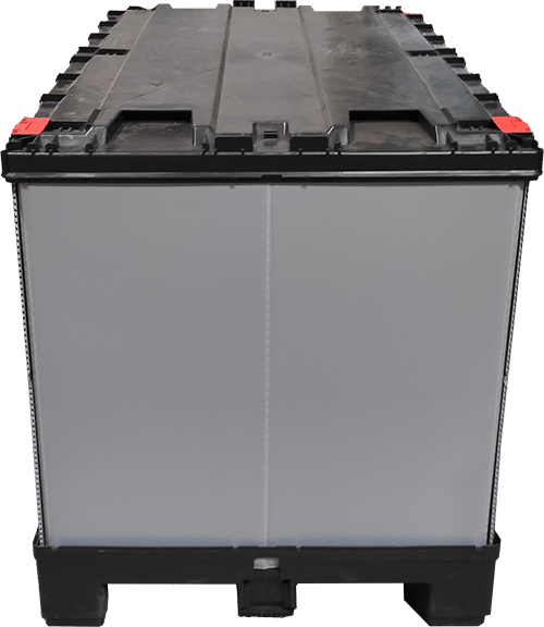 Une boîte réutilisable grise pliable, avec un couvercle et un fond noirs, posée sur une palette. Ces boîtes, fournies par la société DEBATIN, permettent de collecter et d’empiler efficacement les matériaux tels que les pochettes postales pour le transport des échantillons avant leur recyclage.