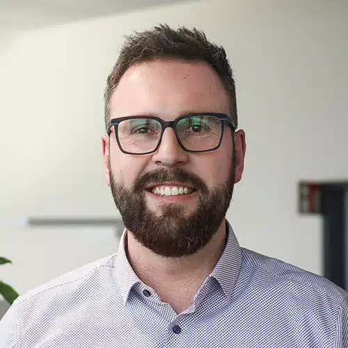 Portrait en buste de Boris Meißner, un homme d’âge moyen aux cheveux courts. Il porte une chemise claire et affiche un léger sourire. Boris Meißner travaille chez DEBATIN.