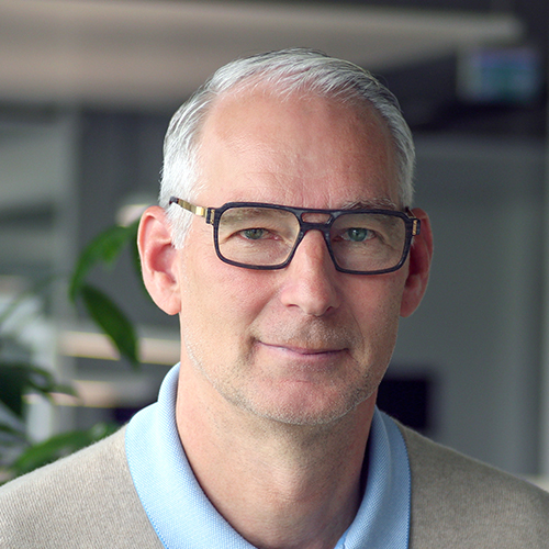 Photo portrait de Frank Rieker, Directeur Général de l’Anton Debatin GmbH, devant un arrière-plan de bureau flou.