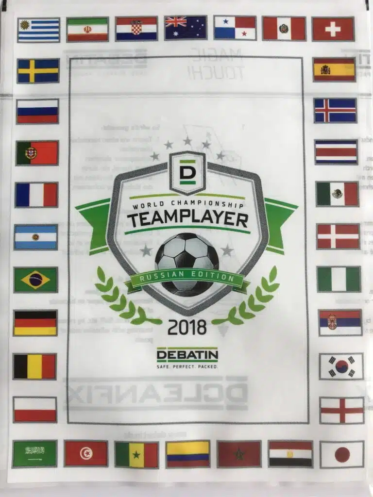 Cleanfix Sachet CLEANFIX® photographié à plat, édition Coupe du Monde 2018, avec drapeaux nationaux autour et emblème de football.