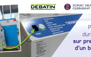 Une personne présente un colis recyclé compacté à côté de la presse de recyclage DEBATIN. « Plus de durabilité sur simple pression d’un bouton »