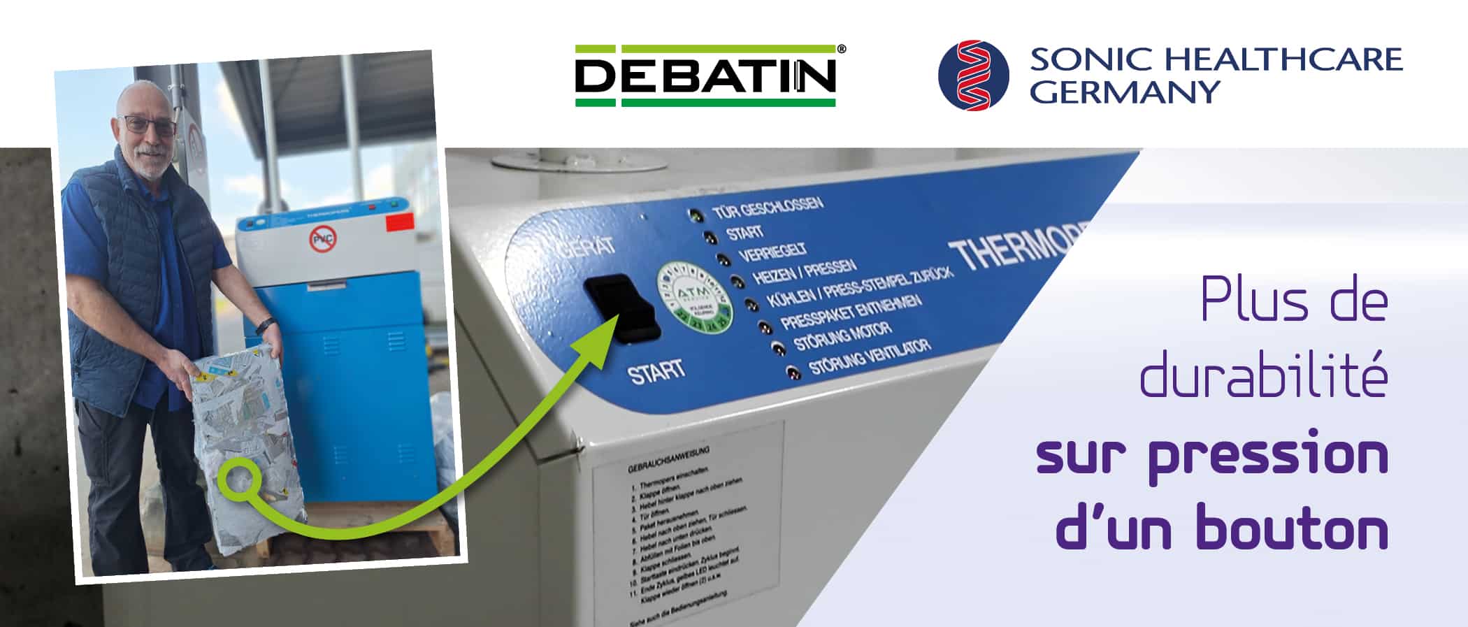 Une personne présente un colis recyclé compacté à côté de la presse de recyclage DEBATIN. « Plus de durabilité sur simple pression d’un bouton »