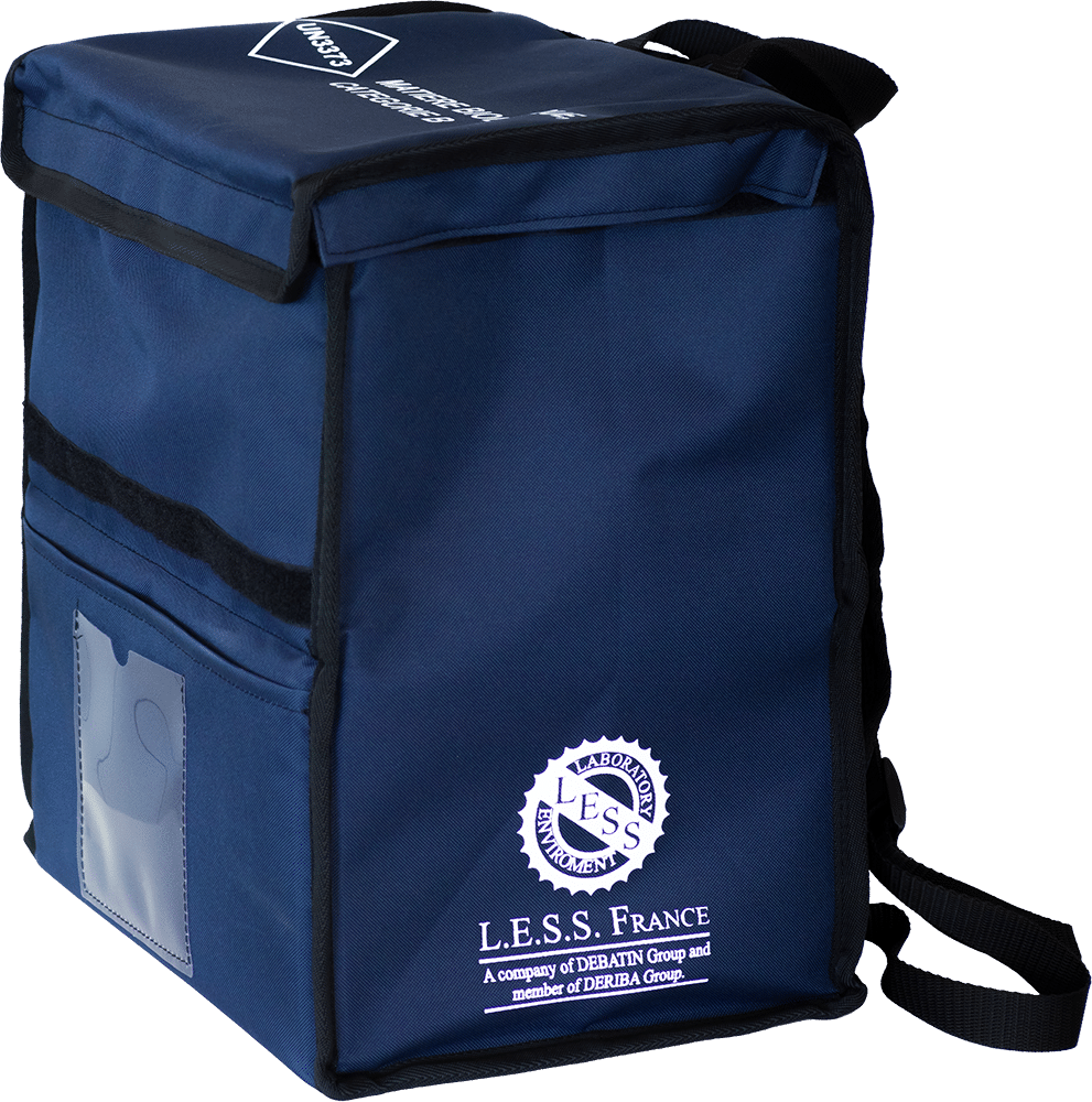 Sac de transport bleu, de forme cubique, avec bordure noire, rabat, pochette transparente sur le côté et logo blanc L.E.S.S. France sur la face avant.