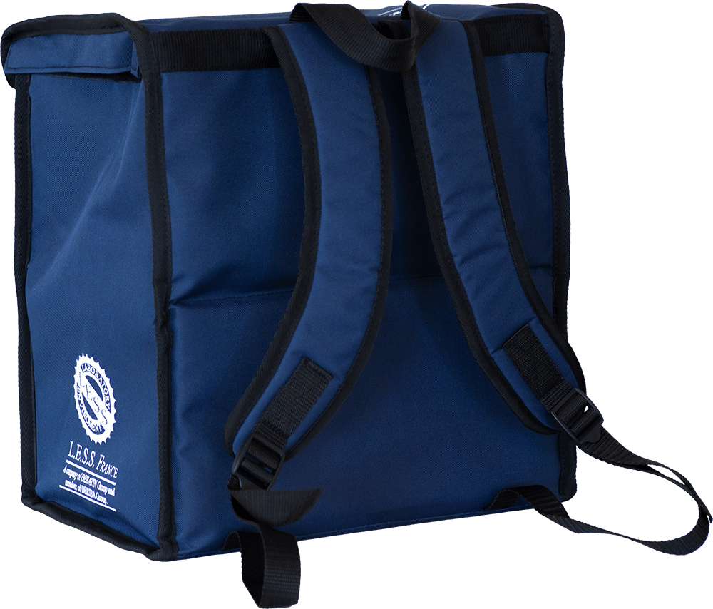 Vue arrière d’un sac de transport bleu avec bretelles rembourrées, sangles noires et logo blanc L.E.S.S. France sur le côté.