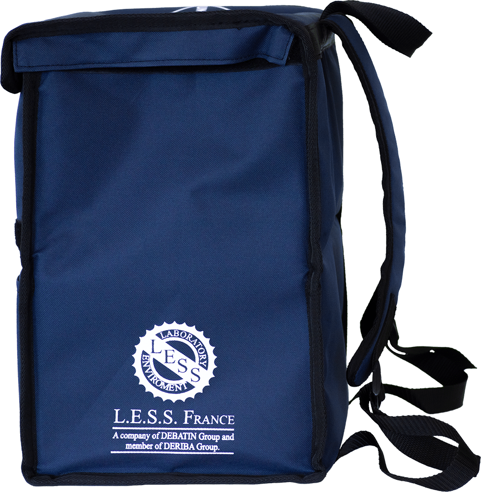 Vue latérale d’un sac de transport bleu avec bordure noire, bretelles et logo blanc L.E.S.S. France sur la face avant.